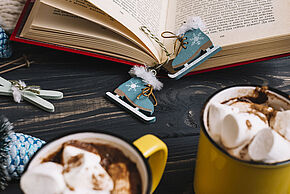 livre et mug de chocolat chaud